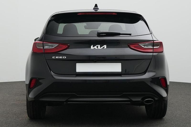 Gebraucht Kia Ceed 140 PS (102 kW) 2025 Zilinaschwarz metall Kleinwagen