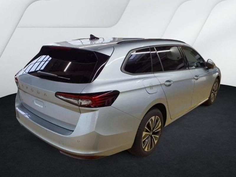 Gebraucht Skoda Superb Selection 150 PS (110 kW) 2025 Pebble silber metallic Kombi