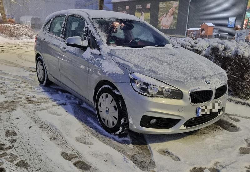 Silber Gebraucht 2016 BMW 218 Active Tourer Van / Kleinbus | 12.700 € (Guter Preis) - Bild 1/4