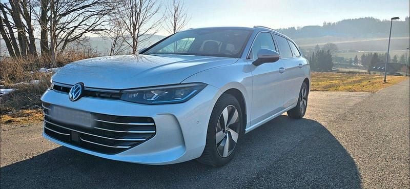 Weiß Gebraucht 2024 VW Passat Elegance Kombi | 37.590 € (Fairer Preis) - Bild 1/4