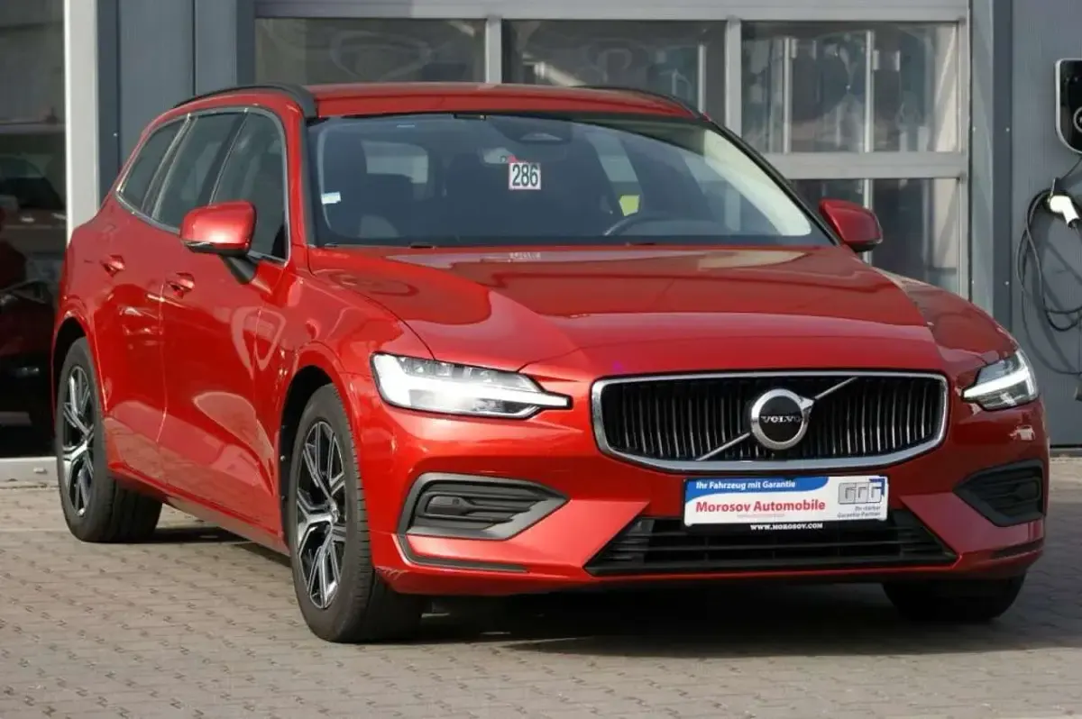 Gebraucht Volvo V60 Core 163 PS (119 kW) 2022 Fusion red metallic Kombi