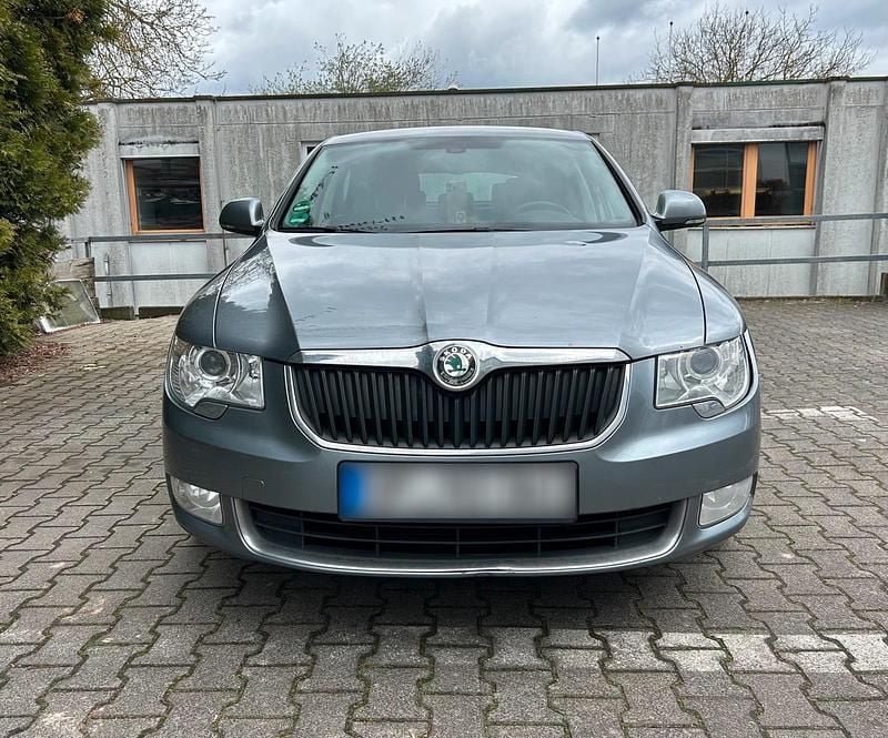 Gebraucht Skoda Superb 140 PS (102 kW) 2011 Grau Limousine