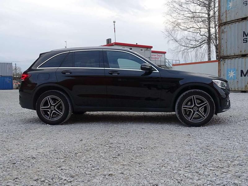 Gebraucht Mercedes GLC300 194 PS (142 kW) 2022 Ung. schwarz  unilack SUV