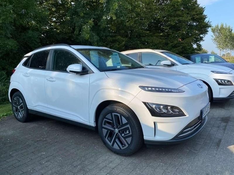 Serenity white / mic Gebraucht 2023 Hyundai Kona Advantage SUV | 24.990 € (Fairer Preis) - Bild 1/4
