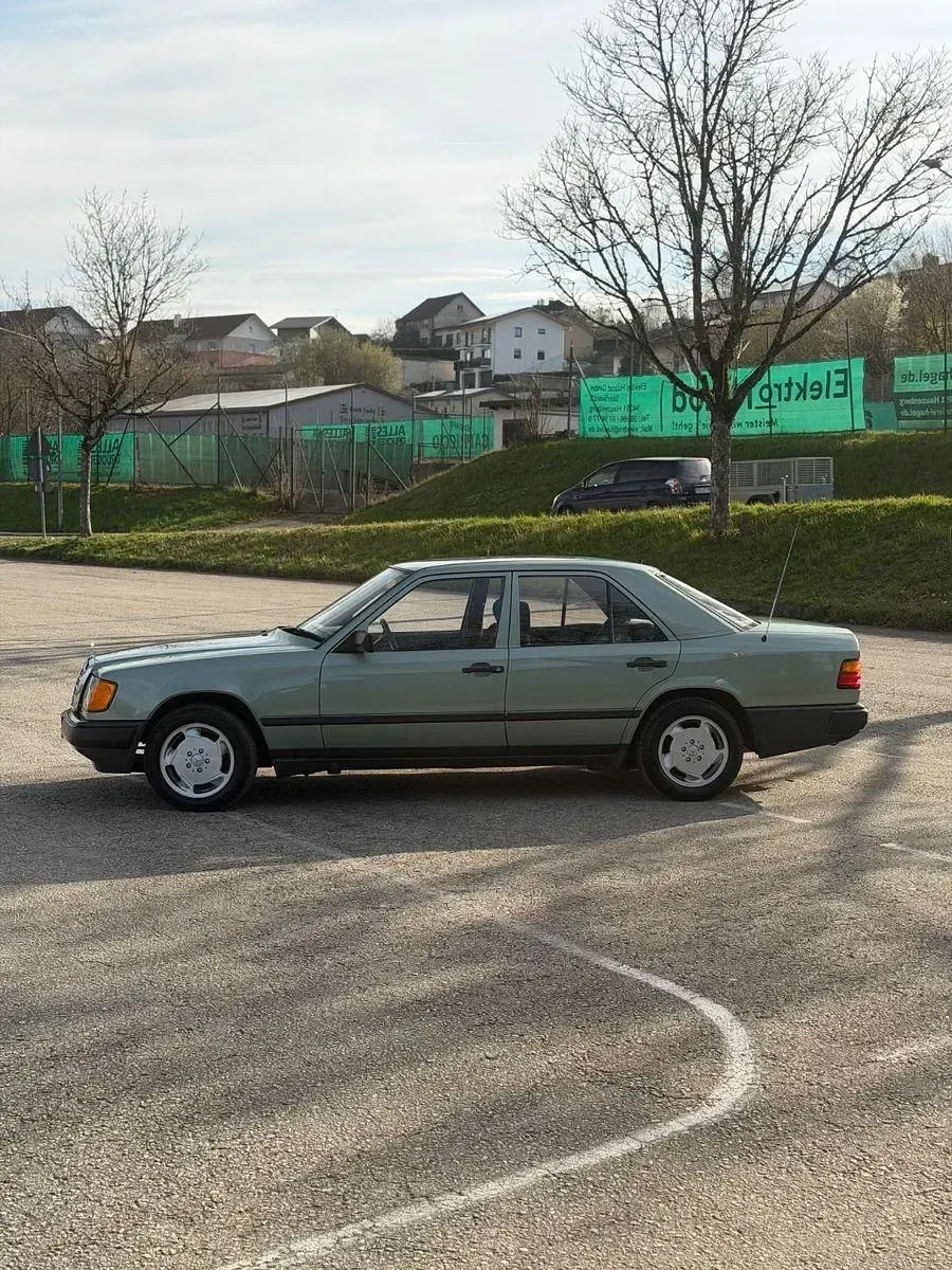 Second-hand Mercedes E200 118 CP (86 kW) 1989 Verde Berlinǎ