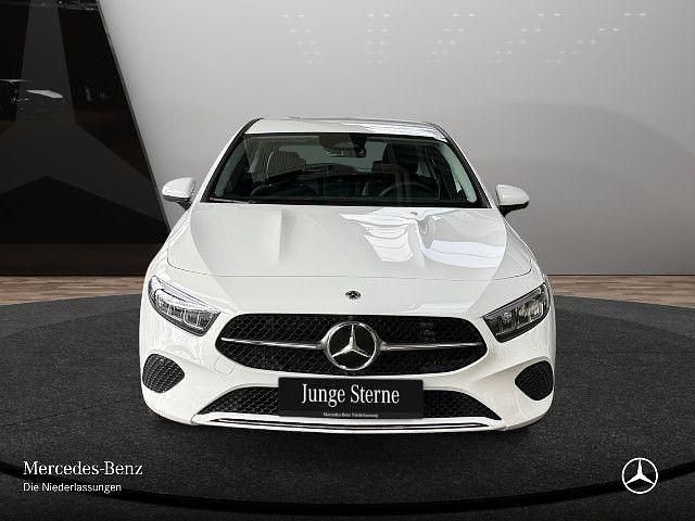 Weiß Gebraucht 2024 Mercedes A200 Advanced Limousine | 28.490 € (Fairer Preis) - Bild 1/4