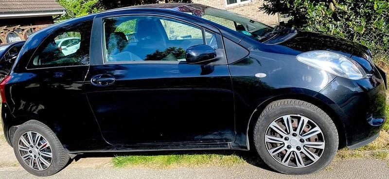 Schwarz Gebraucht 2007 Toyota Yaris Sol Limousine | 5.995 € (Fairer Preis) - Bild 1/4