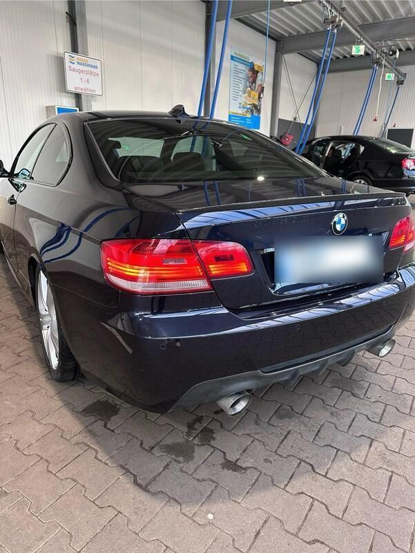 Schwarz Gebraucht 2010 BMW 320 Limousine | 12.500 € - Bild 1/4