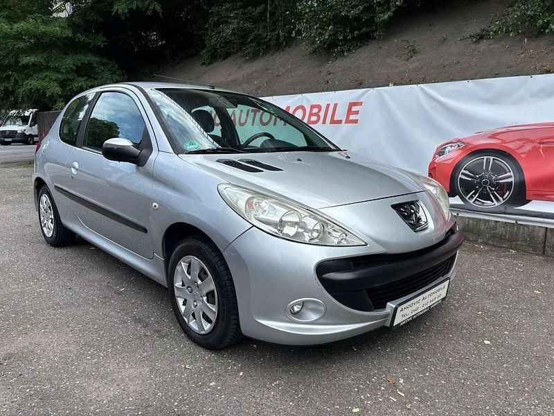 Aluminiumgrau/metallict Gebraucht 2010 Peugeot 206+ Basis Kleinwagen | 2.300 € (Fairer Preis) - Bild 1/4