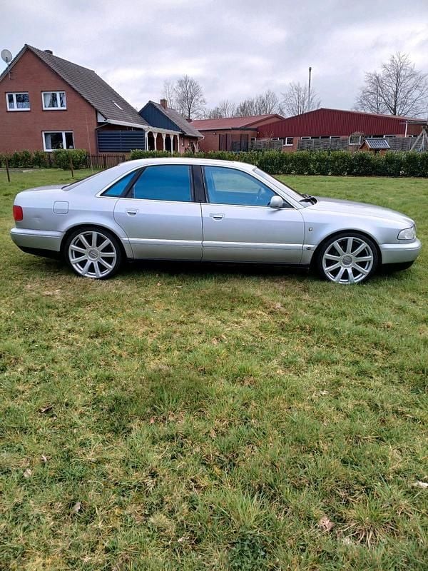 Second-hand Audi A8 299 CP (219 kW) 1996 Argintiu Berlinǎ
