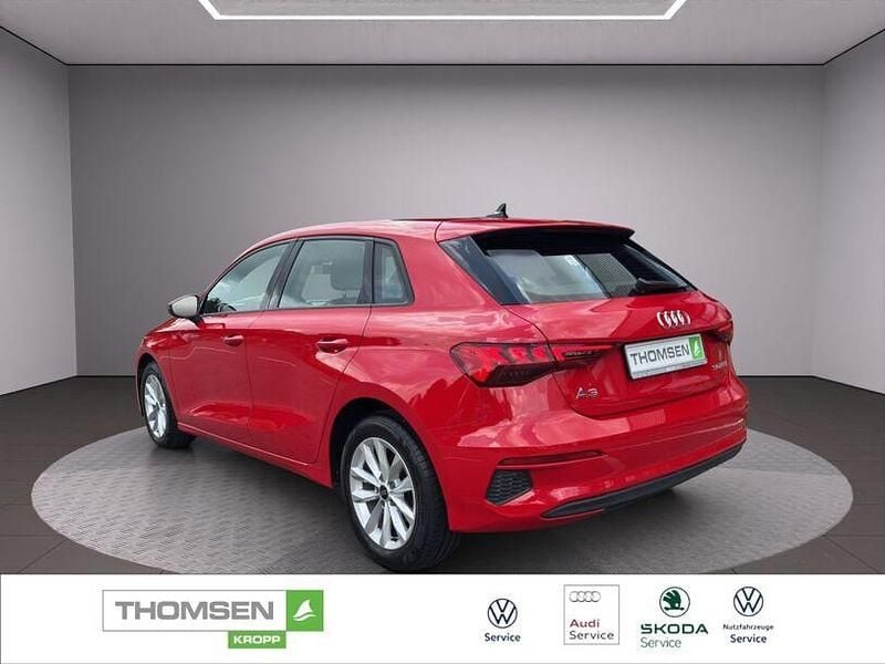 Gebraucht Audi A3 Ambiente 110 PS (80 kW) 2023 Rot Limousine