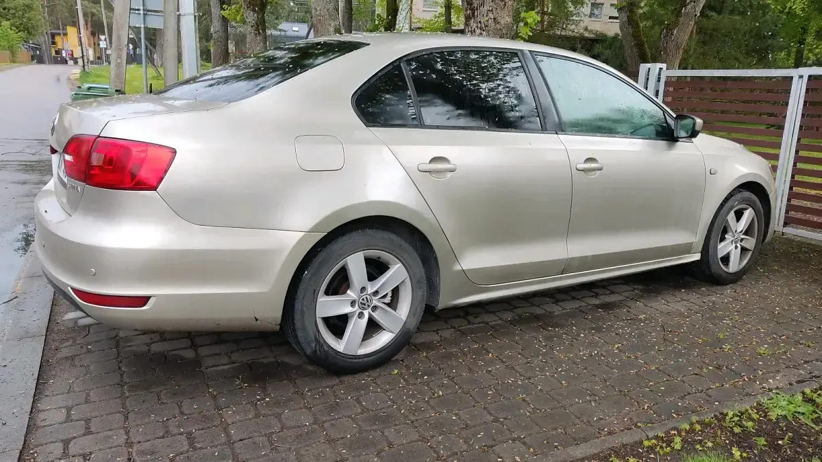 Gebraucht VW Jetta 110 PS (80 kW) 2013 Grau Limousine