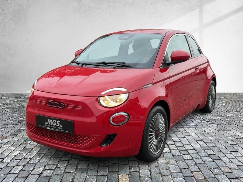 Gebraucht Fiat 500e Red 86 kW (118 PS) 2023 Colore esterno (red vr111/a) Limousine