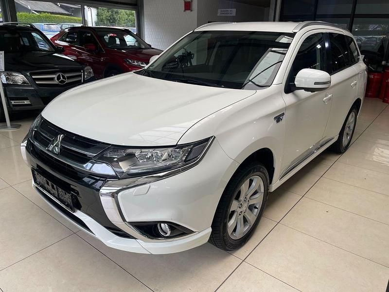 Weiß Gebraucht 2016 Mitsubishi Outlander P-HEV Plus SUV | 17.999 € (Fairer Preis) - Bild 1/4