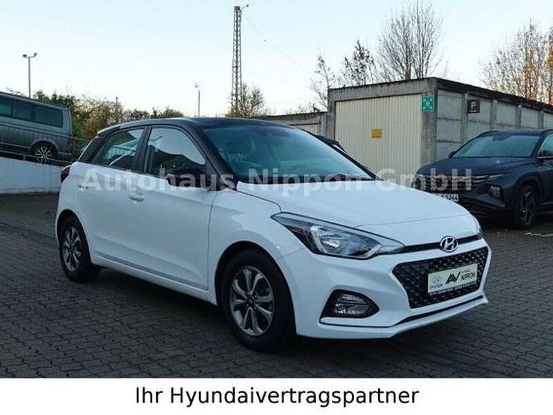Weiß Gebraucht 2019 Hyundai i20 Trend Limousine | 11.985 € (Etwas zu teuer) - Bild 1/4