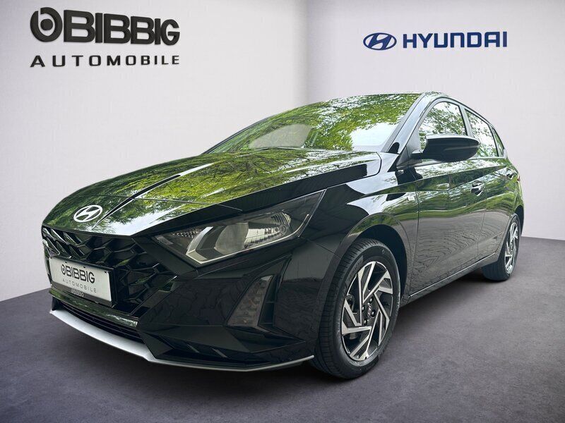 Weiß Gebraucht 2024 Hyundai i20 Trend Limousine | 21.990 € (Fairer Preis) - Bild 1/3
