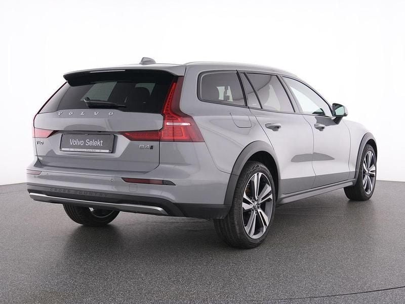 Gebraucht Volvo V60 CC Plus 197 PS (144 kW) 2024 Grau vapour grey / metallic Kombi