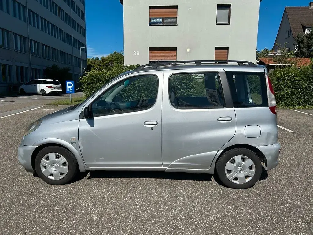 Gebraucht Toyota Yaris Verso 86 PS (63 kW) 2002 Silber Van / Kleinbus