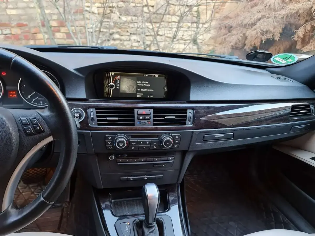 Gebraucht BMW 320 Exclusive 184 PS (135 kW) 2011 Schwarz Limousine