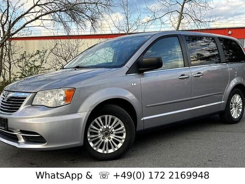 Silber Gebraucht 2014 Lancia Voyager Silver Van / Kleinbus | 9.800 € (Etwas zu teuer) - Bild 1/4