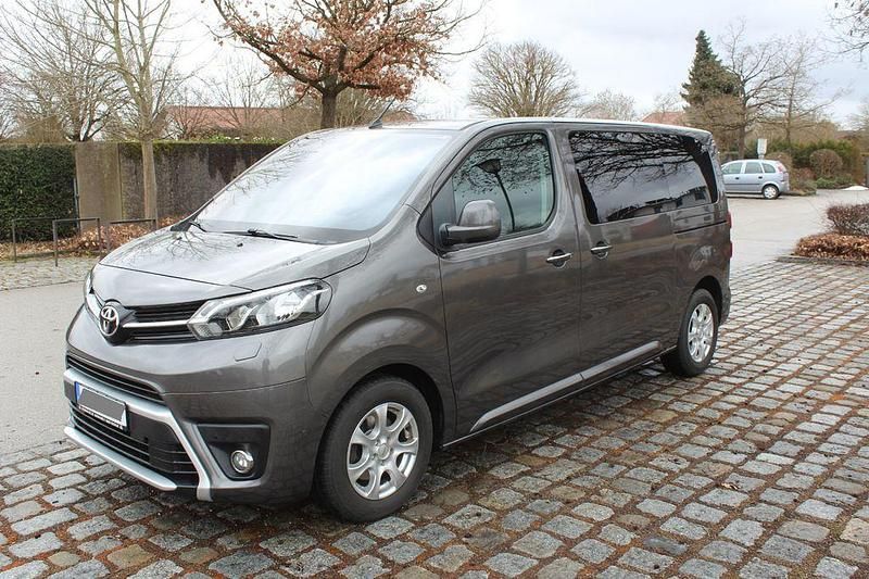 Gebraucht Toyota Proace Verso Comfort 150 PS (110 kW) 2018 Grau Kombi