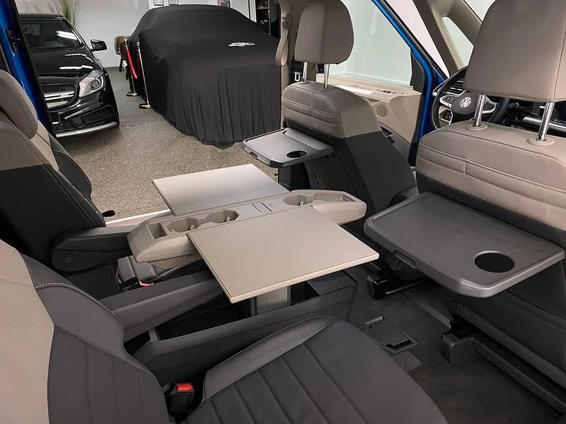 Medium blue metallic/ candywe Gebraucht 2023 VW T7 Style Van | 59.900 € (Etwas zu teuer) - Bild 1/4