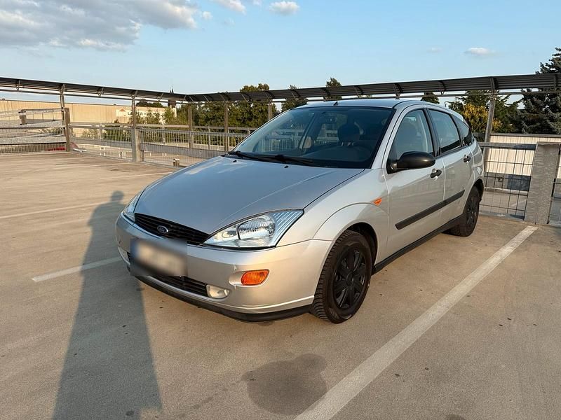 Silber Gebraucht 2000 Ford Focus Ghia Kleinwagen | 2.199 € (Etwas zu teuer) - Bild 1/4