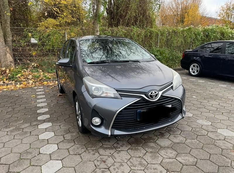 Grau Gebraucht 2015 Toyota Yaris Comfort Kleinwagen | 6.700 € (Guter Preis) - Bild 1/4