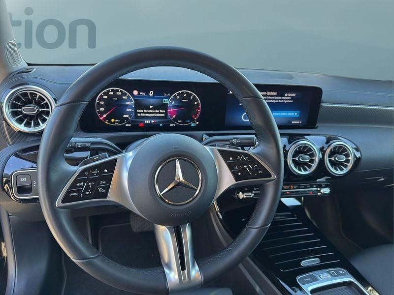 Gebraucht Mercedes CLA200 163 PS (119 kW) 2024 Schwarz Limousine