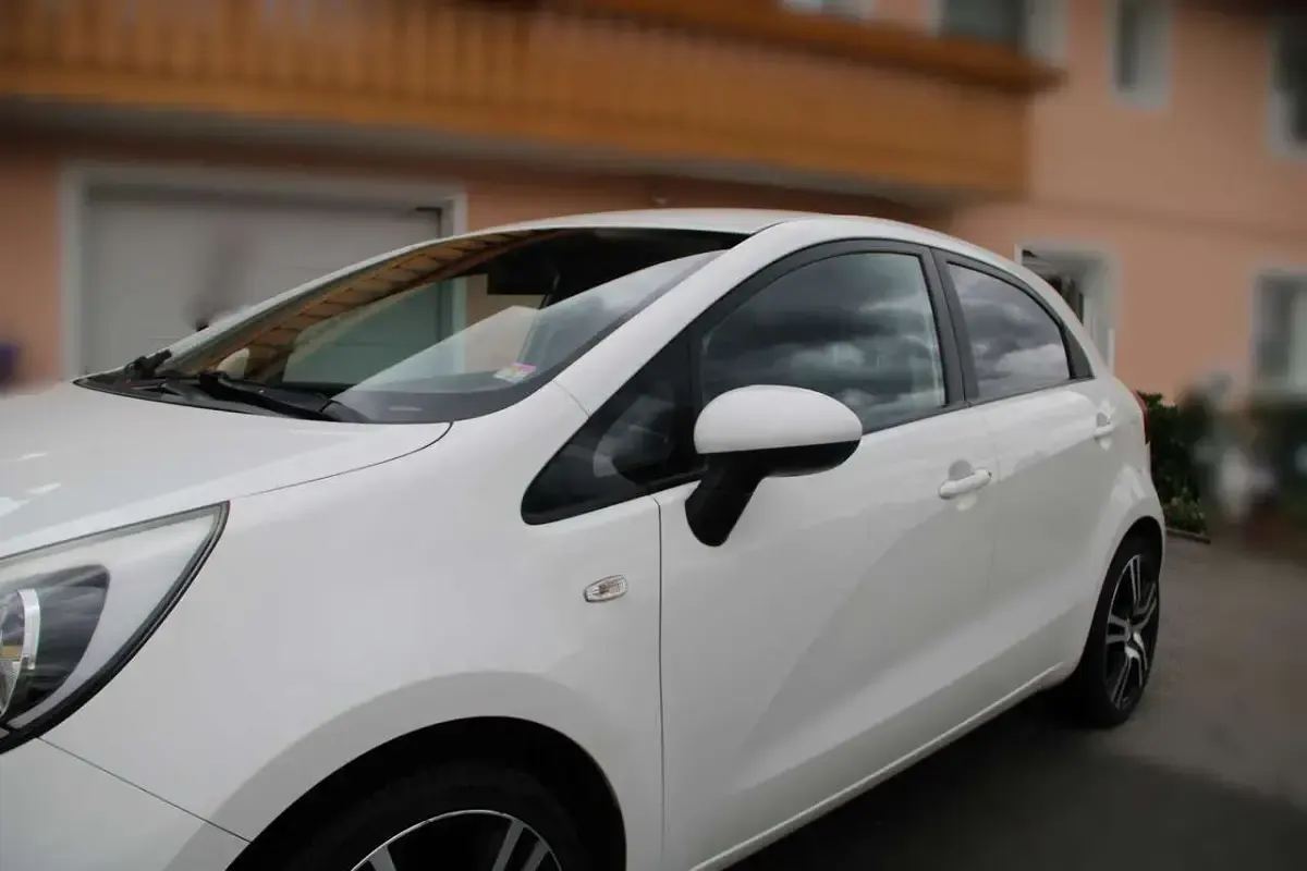 Używany Kia Rio Attract 86 KM (63 kW) 2012 Biały Hatchback