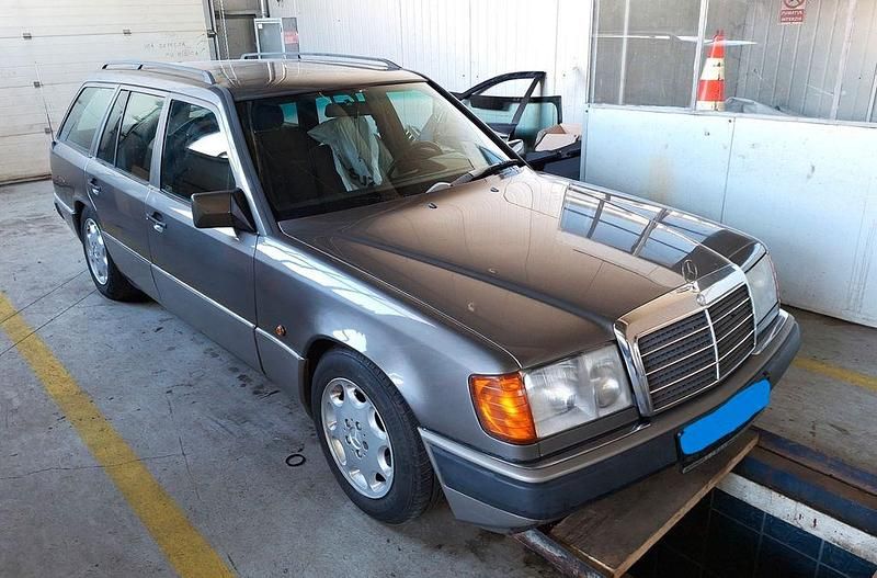 Grau Gebraucht 1990 Mercedes E230 Limousine | 7.990 € - Bild 1/4