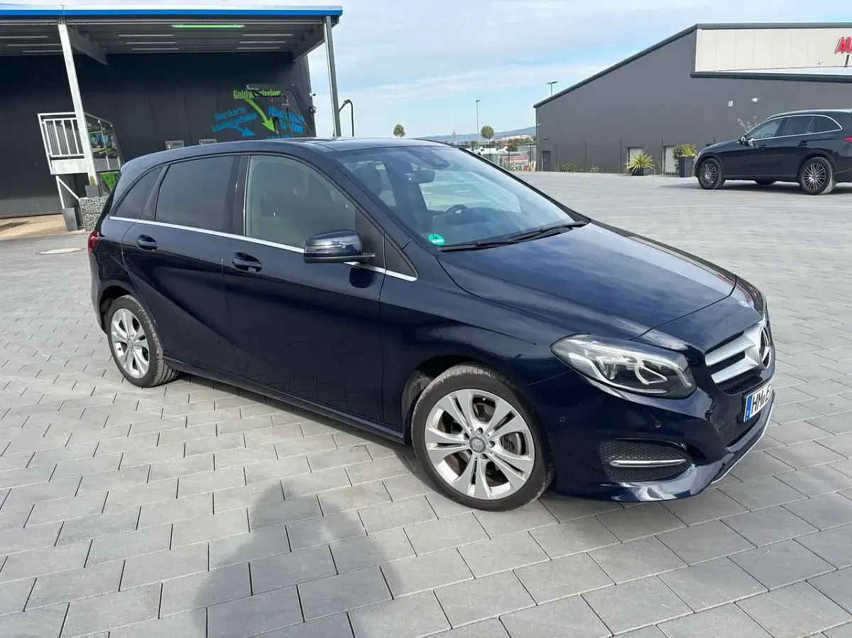 Gebraucht Mercedes B200 Edition 136 PS (100 kW) 2017 Blau Kleinwagen