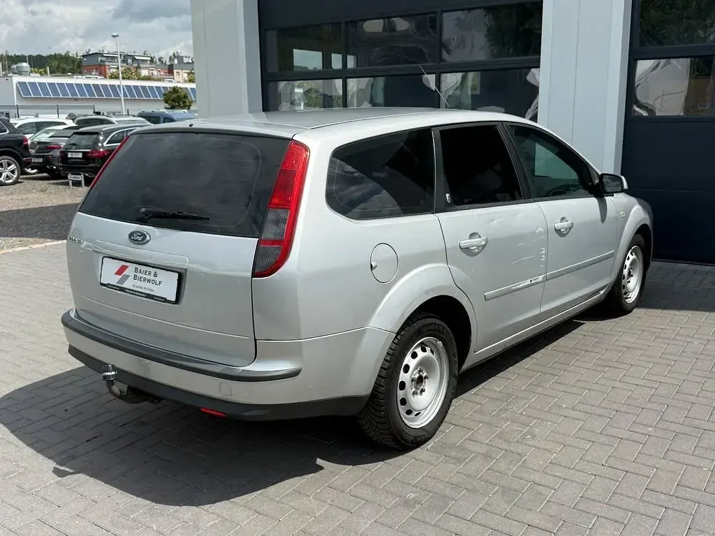 Gebraucht Ford Focus Ghia 101 PS (74 kW) 2005 Polarsilber metallic Kombi