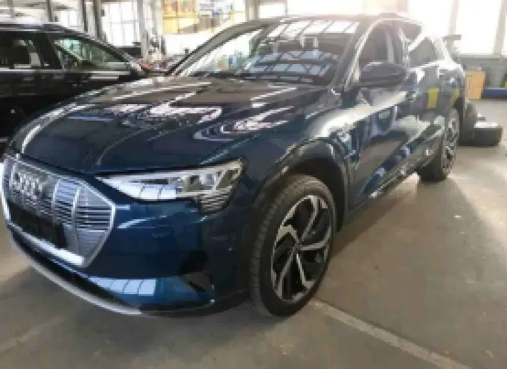 Używany Audi e-tron Advanced Plus 300 kW (408 KM) 2022 Niebieski SUV