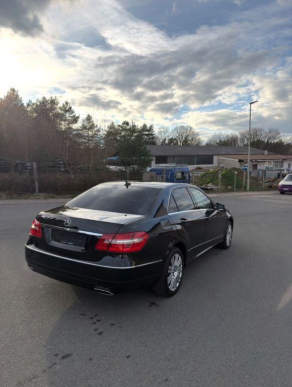 Gebraucht Mercedes E350 Avantgarde 265 PS (194 kW) 2011 Schwarz Limousine