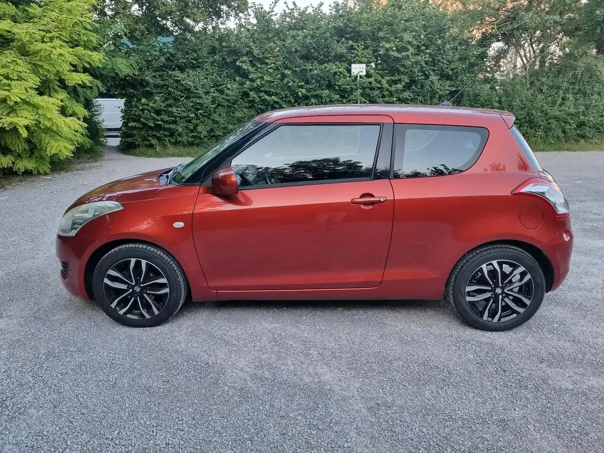 Usado Suzuki Swift 94 CV (69 kW) 2011 Rojo Utilitario