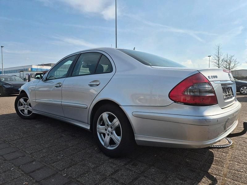 Grau Gebraucht 2008 Mercedes E200 Limousine | 2.500 € (Superpreis) - Bild 1/4