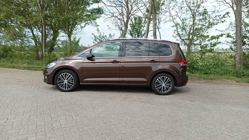 Gebraucht VW Touran Highline 150 PS (110 kW) 2016 Braun Van / Kleinbus