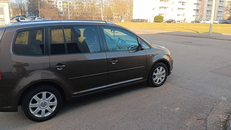 Gebraucht VW Touran 140 PS (102 kW) 2015 Braun Van / Kleinbus
