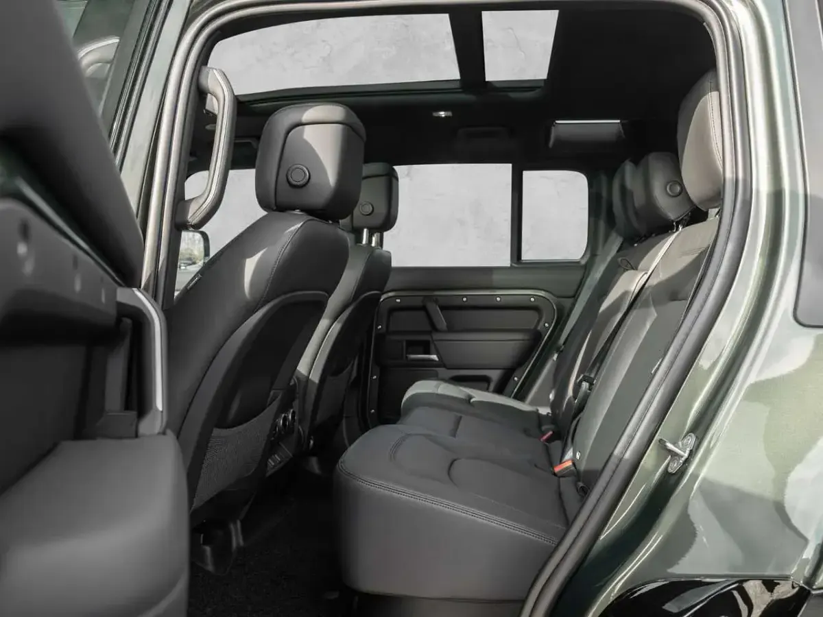 Neu Land Rover Defender HSE Dynamic 349 PS (256 kW) 2026 Woolstone green SUV