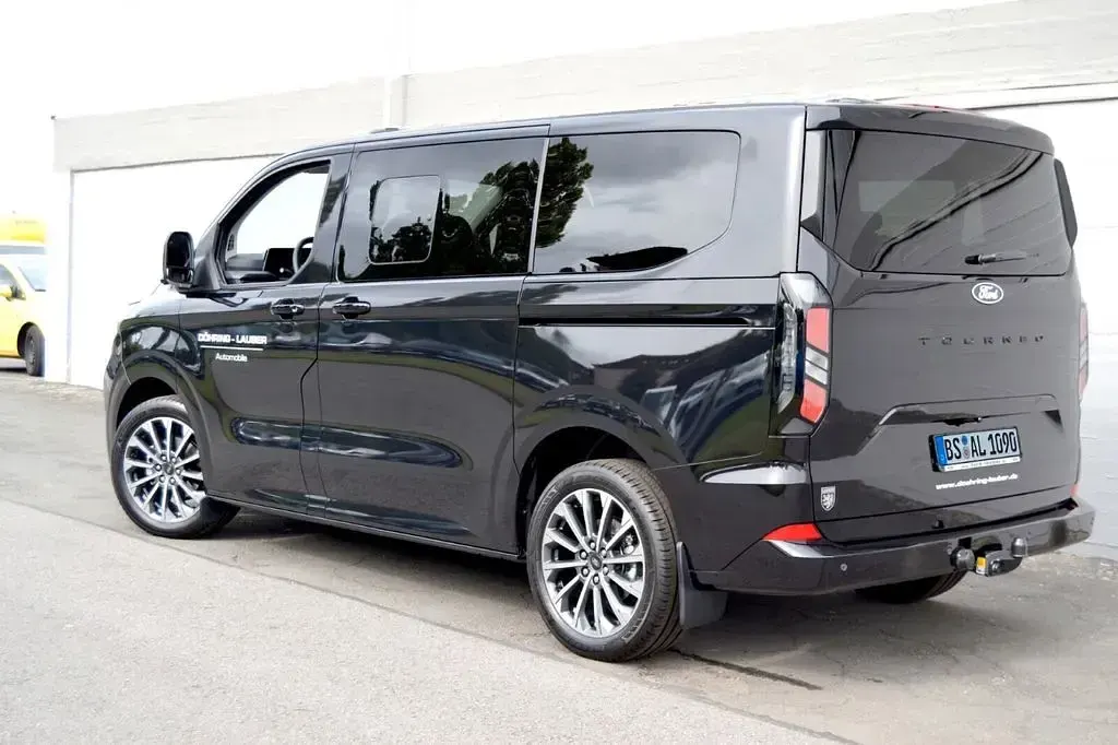 Usado Ford Tourneo Custom Titanium 170 HP (125 kW) 2025 Preto Van