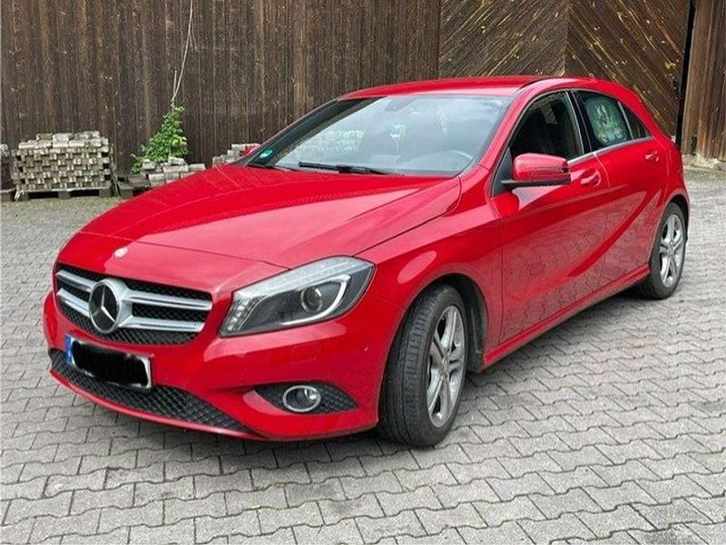 Gebraucht Mercedes A200 156 PS (114 kW) 2014 Rot Limousine