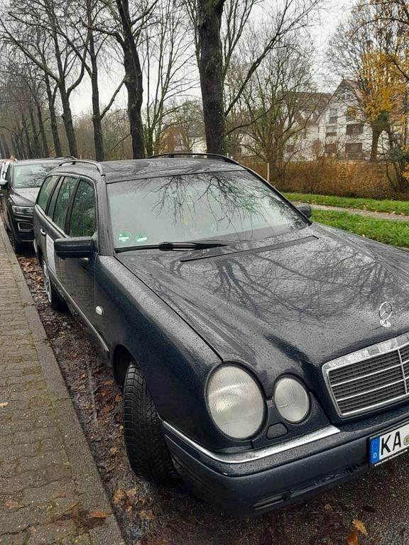 Blau Gebraucht 1997 Mercedes E320 Kombi | 1.300 € (Fairer Preis) - Bild 1/4