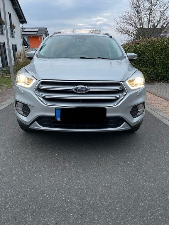 Silber Gebraucht 2018 Ford Kuga Titanium SUV | 15.450 € (Fairer Preis) - Bild 1/4