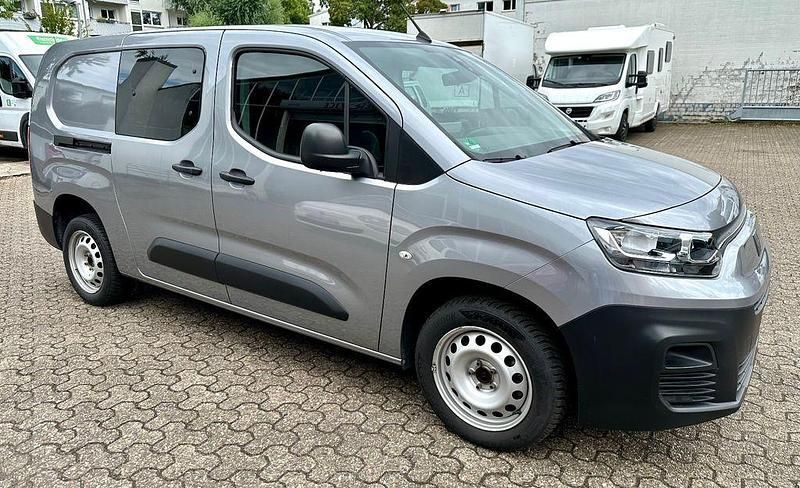 Grau Gebraucht 2023 Fiat Doblò Van / Kleinbus | 16.900 € (Fairer Preis) - Bild 1/4