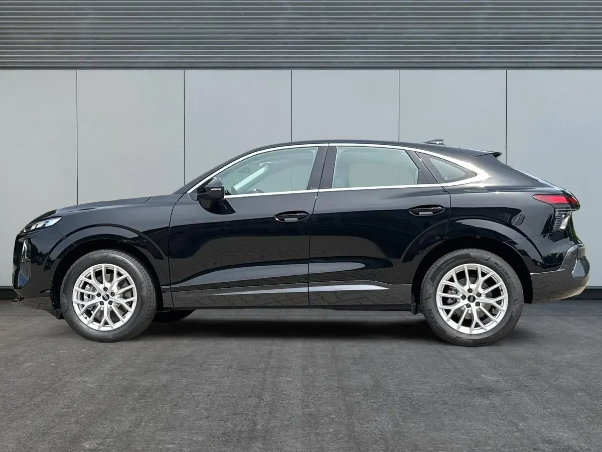 Neu Audi Q3 Sportback Basis 150 PS (110 kW) 2026 Mythosschwarz metallic SUV