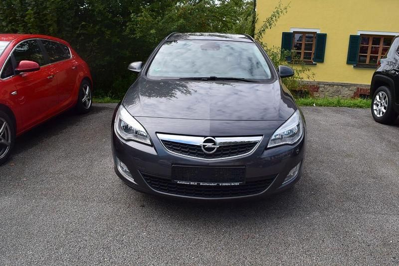 Grau Gebraucht 2011 Opel Astra Design Edition Kombi | 2.790 € (Superpreis) - Bild 1/4