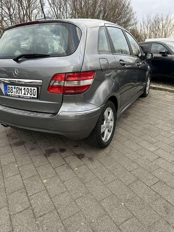 Gebraucht Mercedes B180 109 PS (80 kW) 2011 Grau Van / Kleinbus