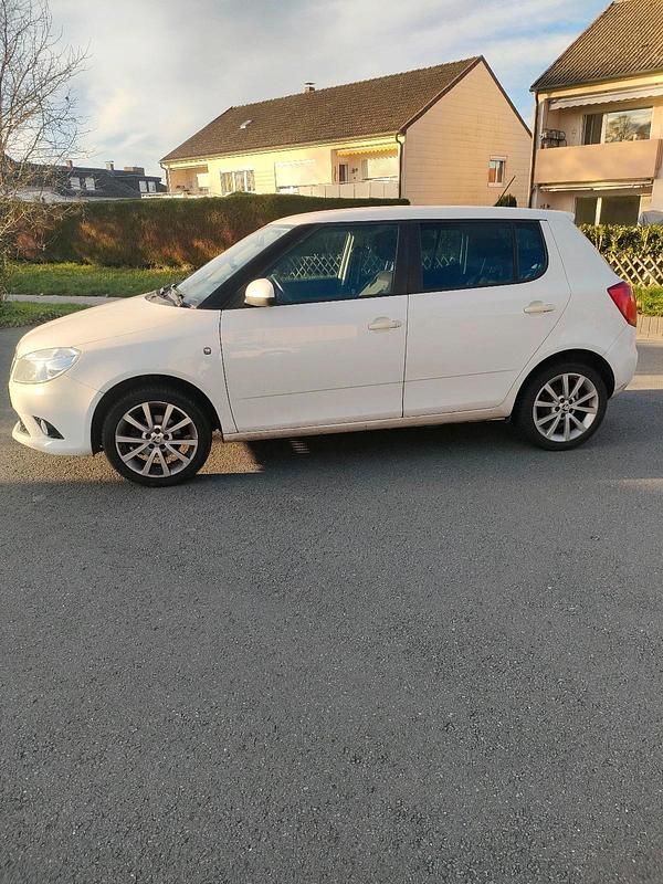 Weiß Gebraucht 2014 Skoda Fabia Kleinwagen | 5.999 € - Bild 1/4