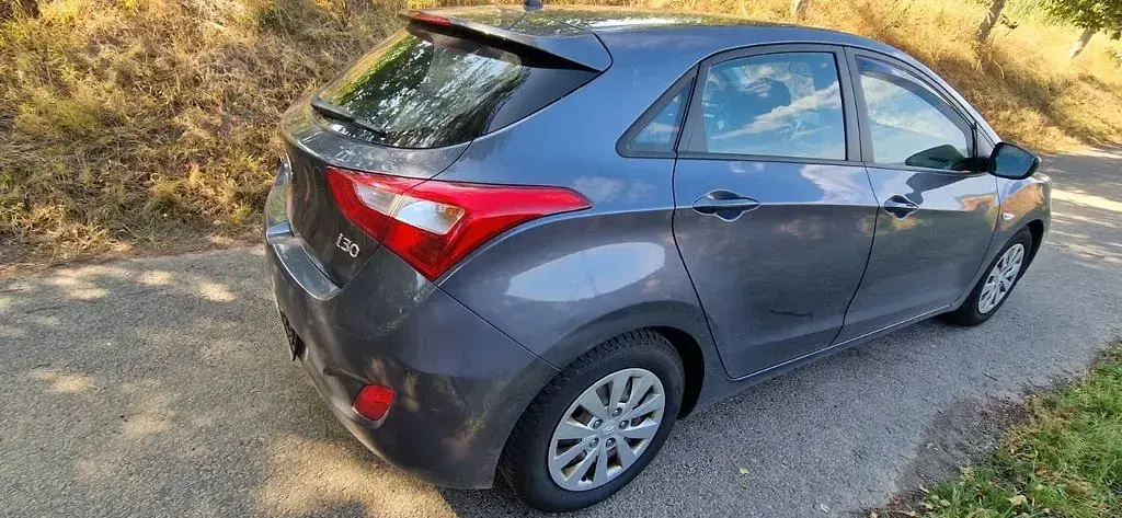 Gebraucht Hyundai i30 110 PS (80 kW) 2015 Grau Limousine